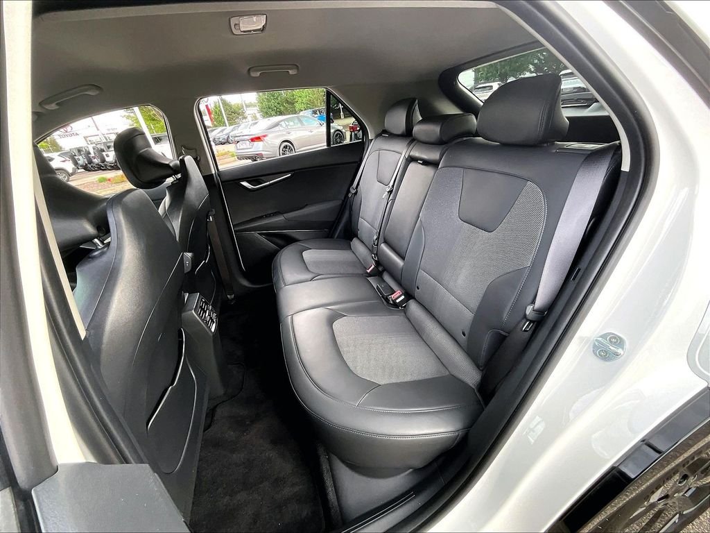 Used 2024 White Kia Wind image 15