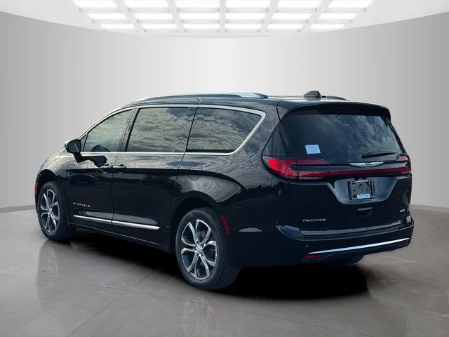 New 2026 Diamond Black Crystal Pearl-Coat Exterior Paint Chrysler Pinnacle image 5