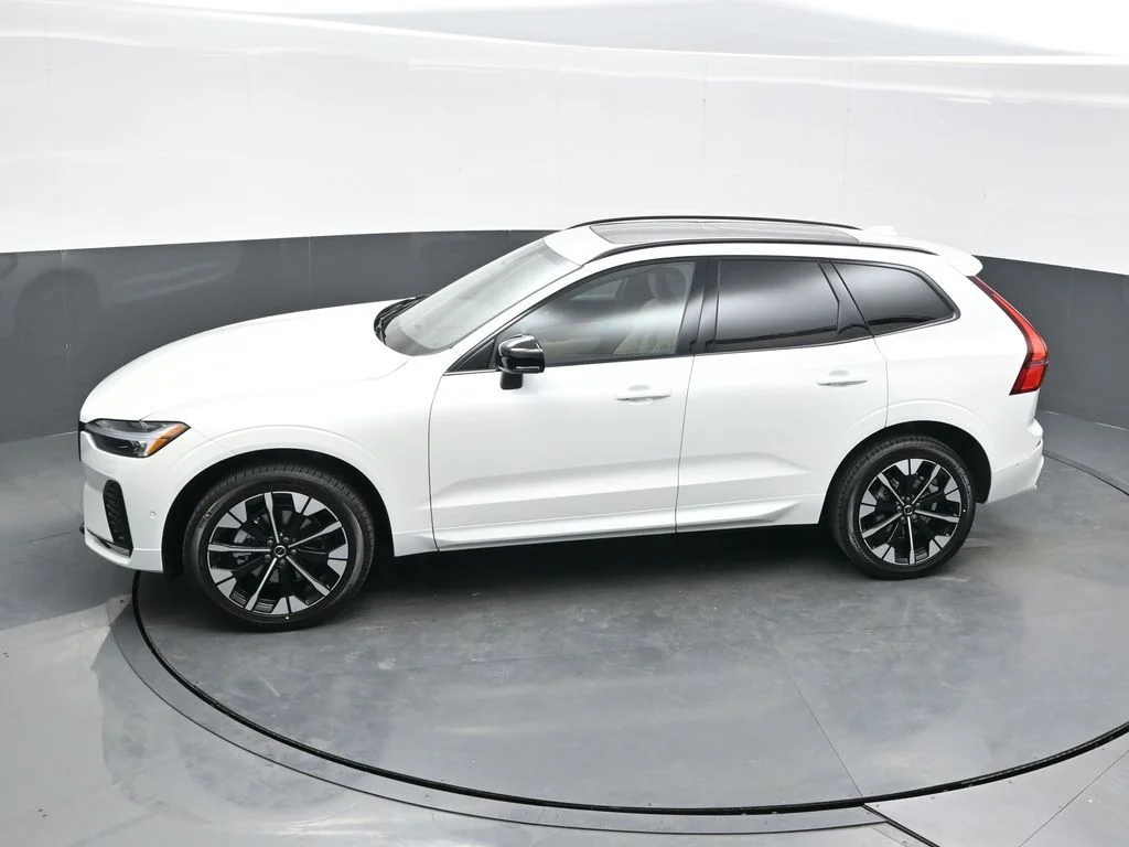 Used 2026 Crystal White Volvo Plus image 33