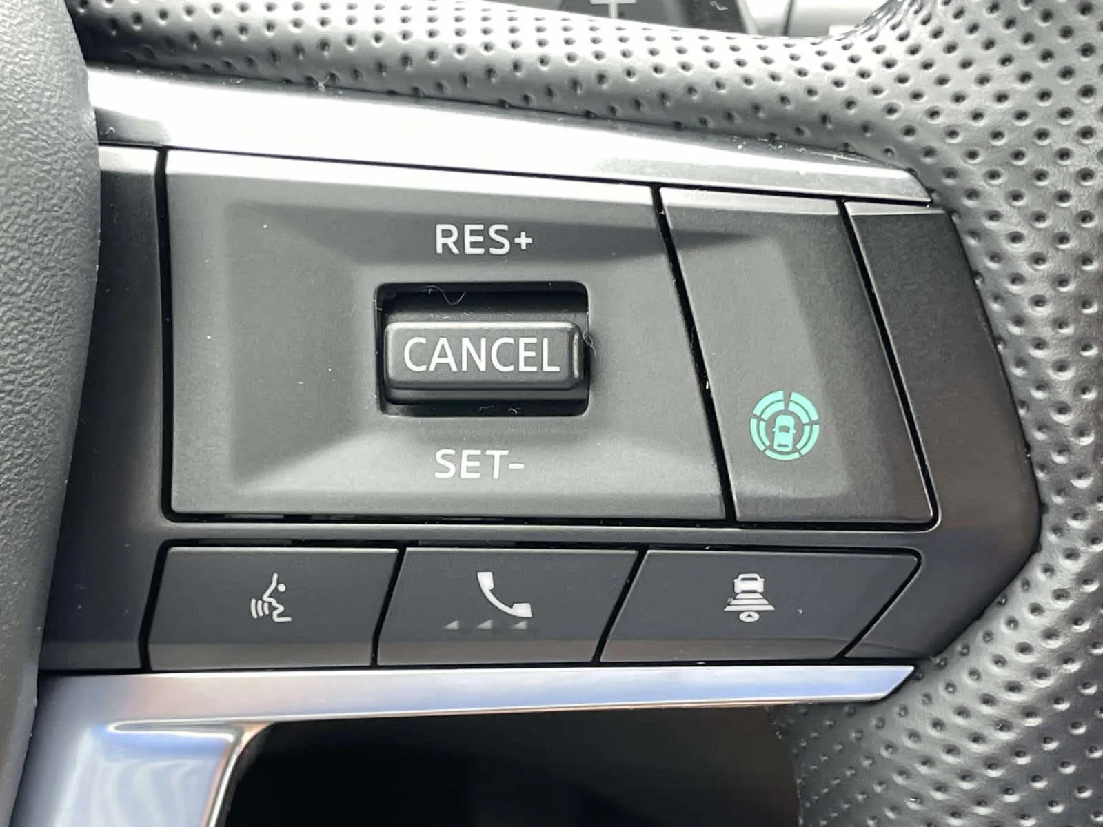 Used 2024 Red Diamond w/ Black Roof Mitsubishi SEL image 35