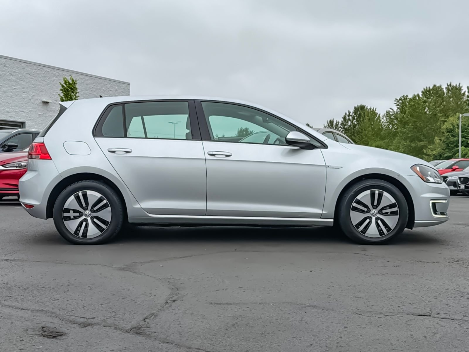 Used 2016 Volkswagen e-Golf e-Golf SE with VIN WVWKP7AUXGW914844 for sale in Eugene, OR