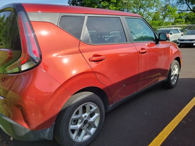 Used 2025 Orange Kia S image 3