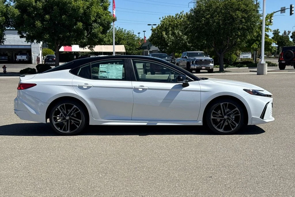 New 2026 Wind Chill Pearl with Midnight Black Metallic roof <sup>1</sup> Toyota  XSE image 4