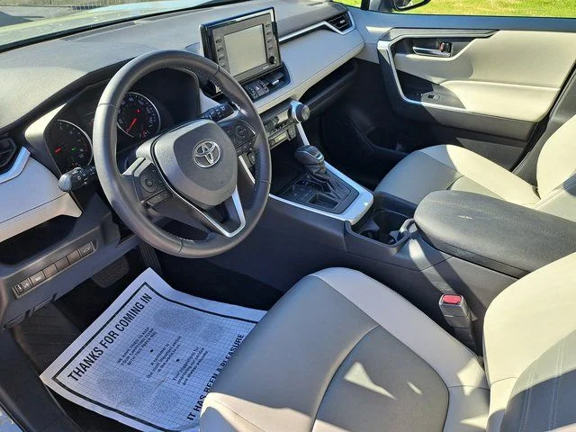 Certified Used 2020  Toyota XLE Premium image 13