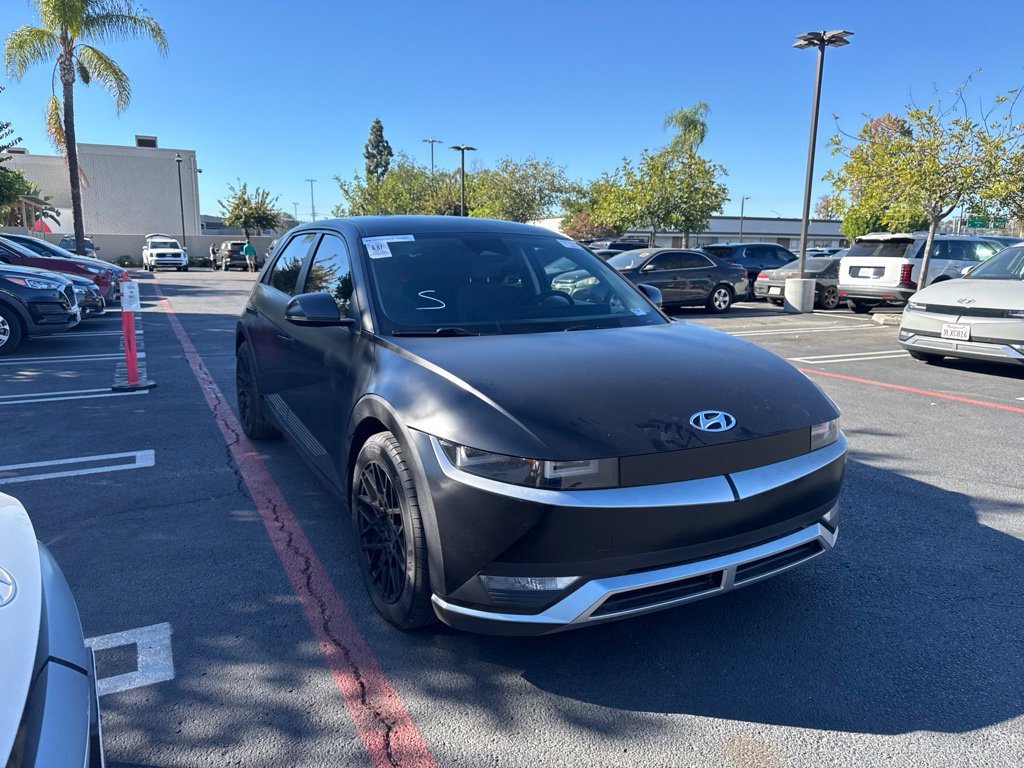 Used 2023 Black Hyundai SE image 4