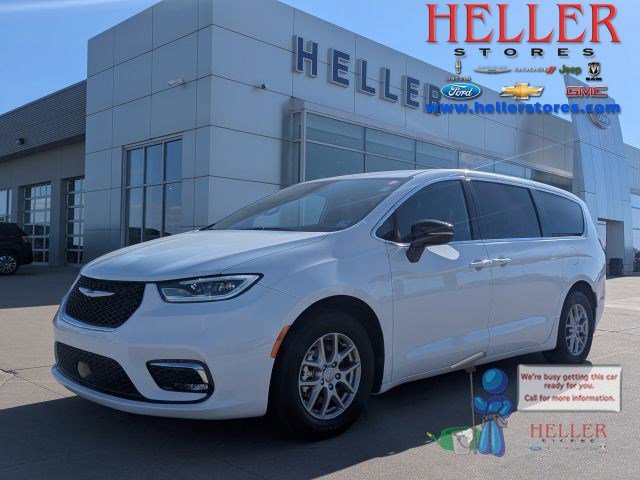2025 Chrysler Pacifica Select's photo