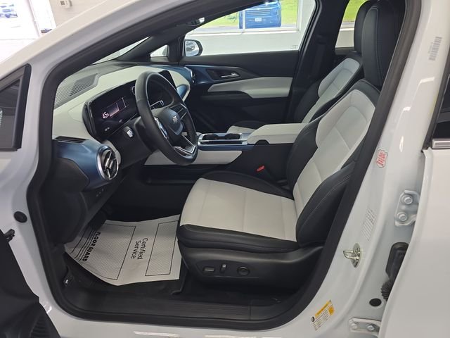 Used 2025 White Chevrolet LT image 13