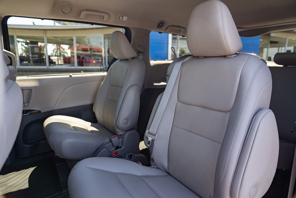 Used 2020 Predawn Gray Mica Toyota XLE image 27