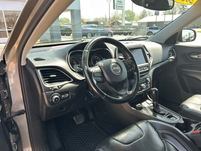Used 2020 Beige Jeep Trailhawk image 32