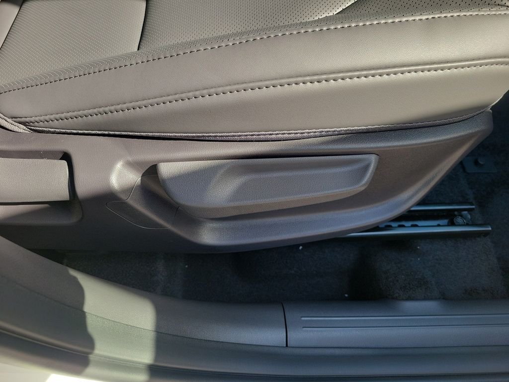 New 2027 Snow White Pearl Kia EX image 9