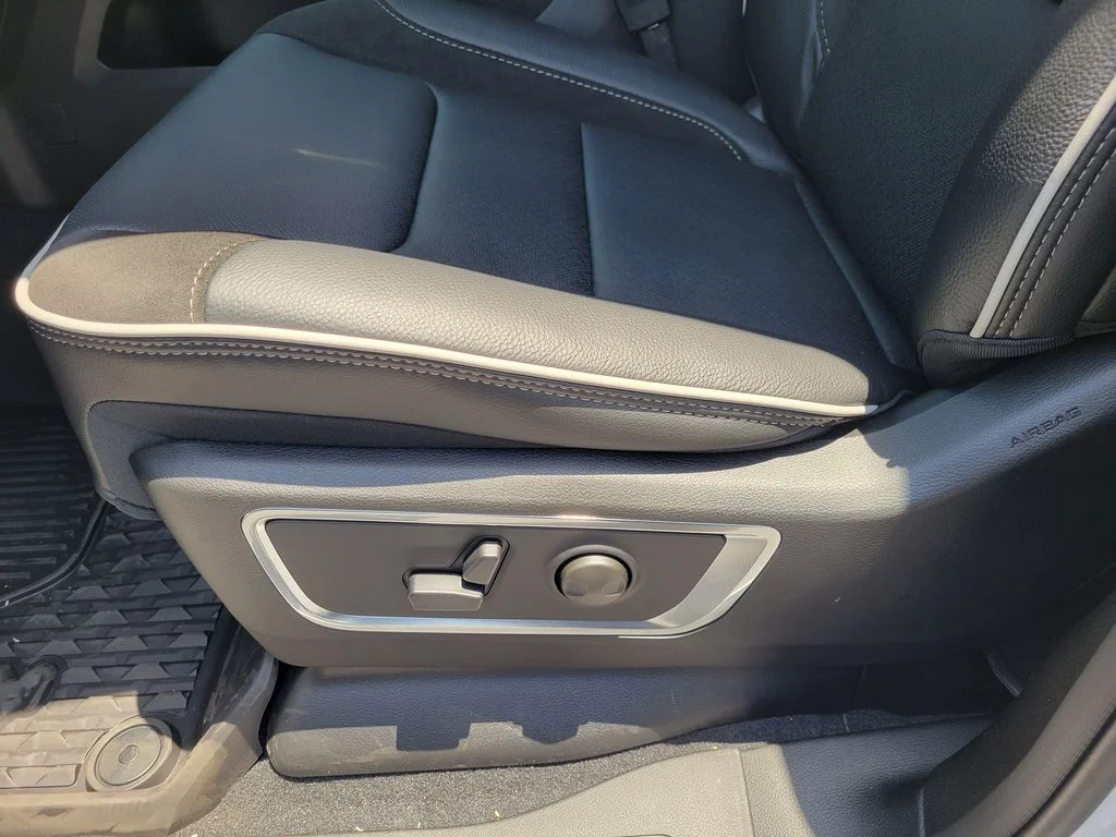 New 2026 Bright White Clear-Coat Exterior Paint RAM Laramie image 17