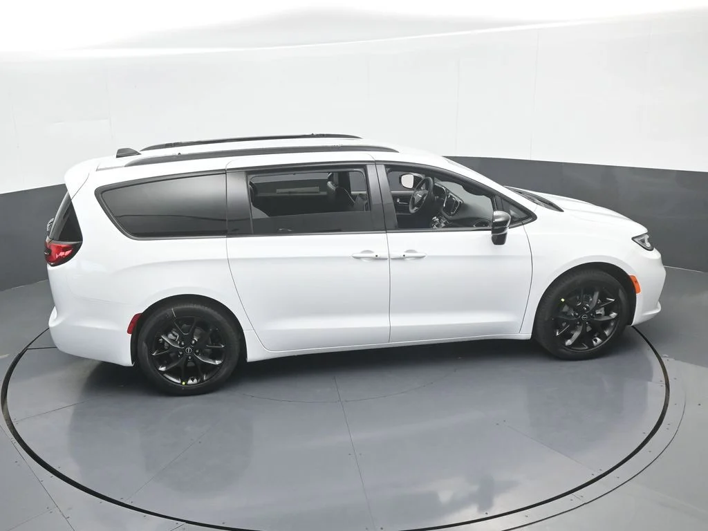 New 2026 Bright White Clear-Coat Exterior Paint Chrysler Select image 51