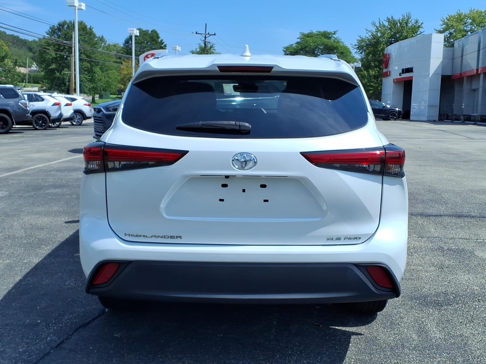 Used 2022 Wind Chill Pearl Toyota XLE image 5