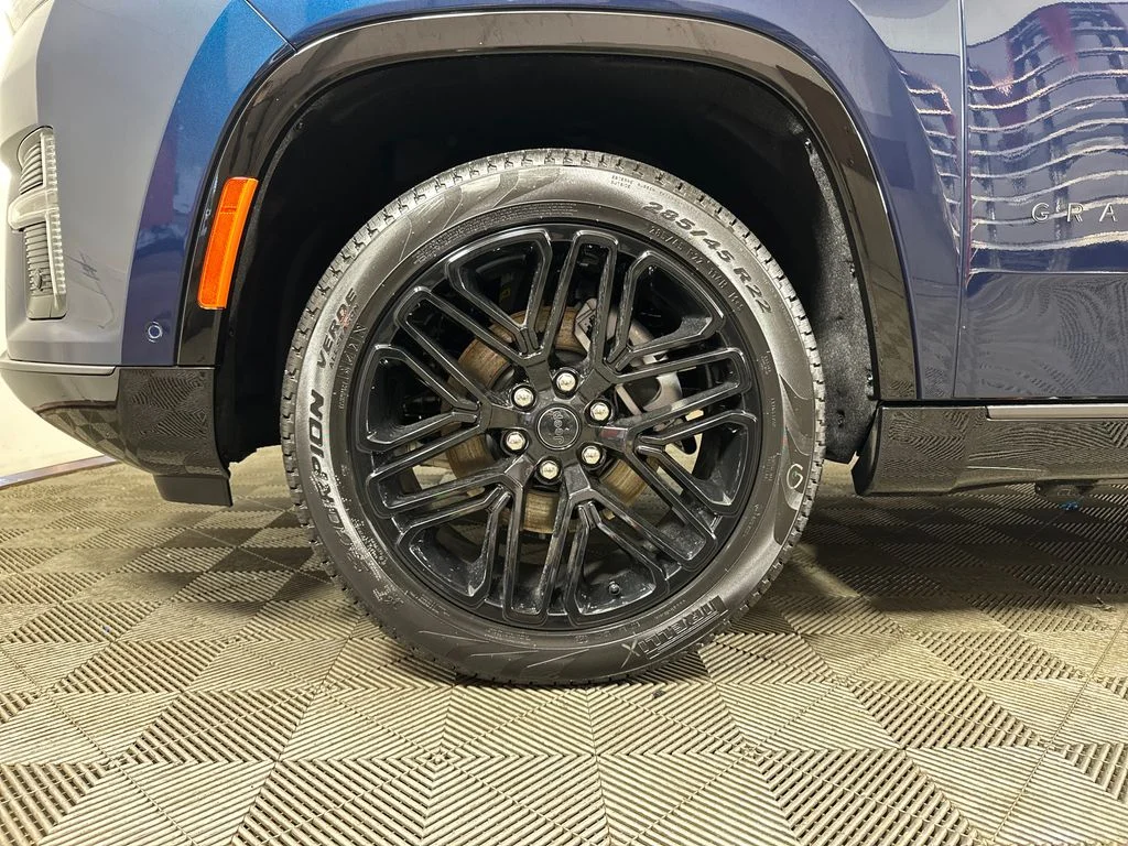New 2026 Fathom Blue Pearl-Coat Exterior Paint (Late Availability) Jeep Limited Reserve image 6