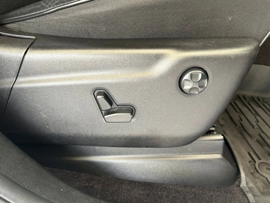 Used 2018 White Jeep Overland image 28