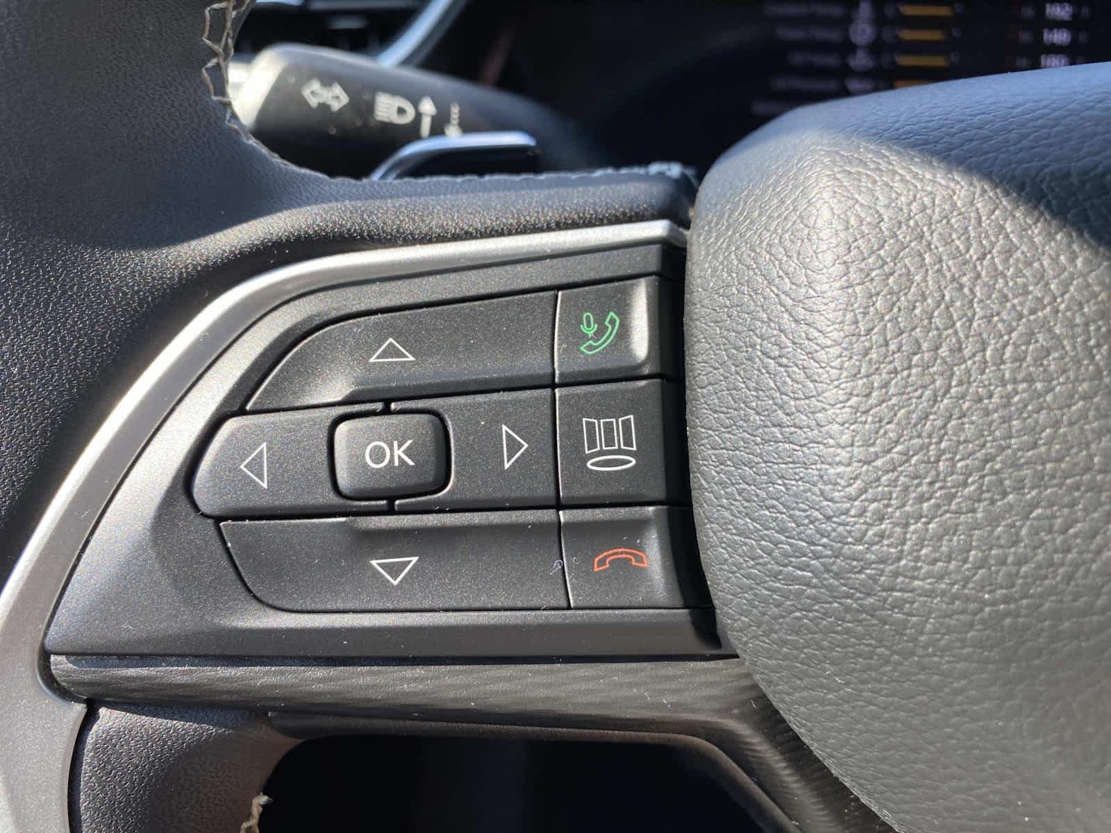 Certified Used 2023 Diamond Black Crystal Pearlcoat Jeep Laredo image 19