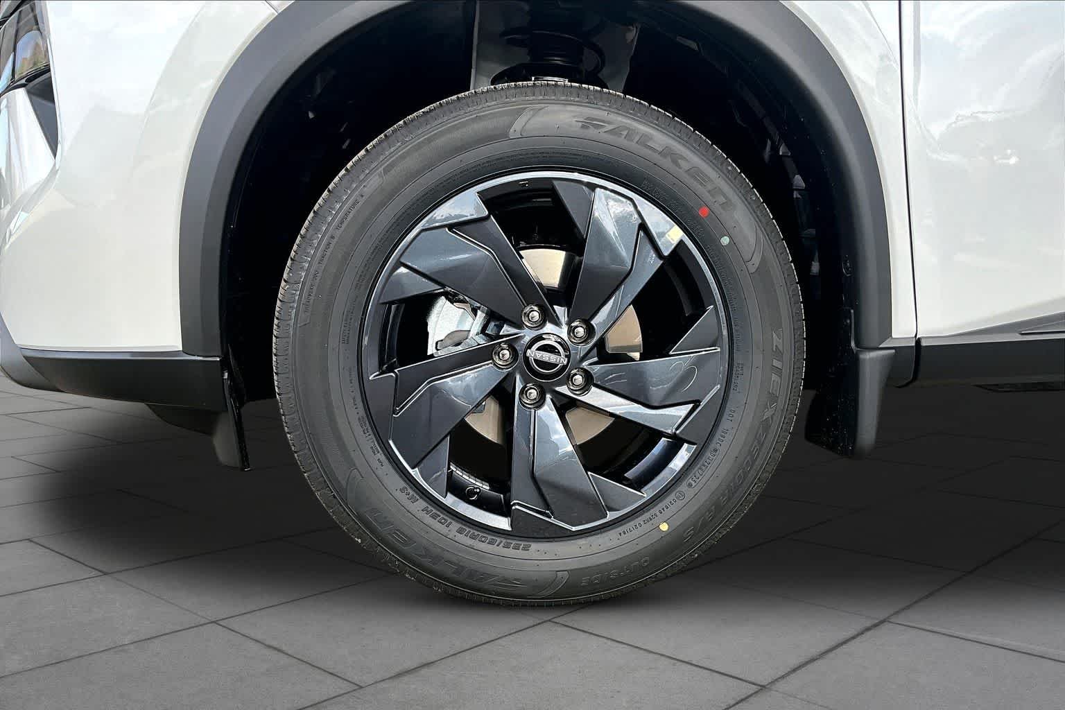 New 2026 Everest White Pearl TriCoat Nissan SV image 9