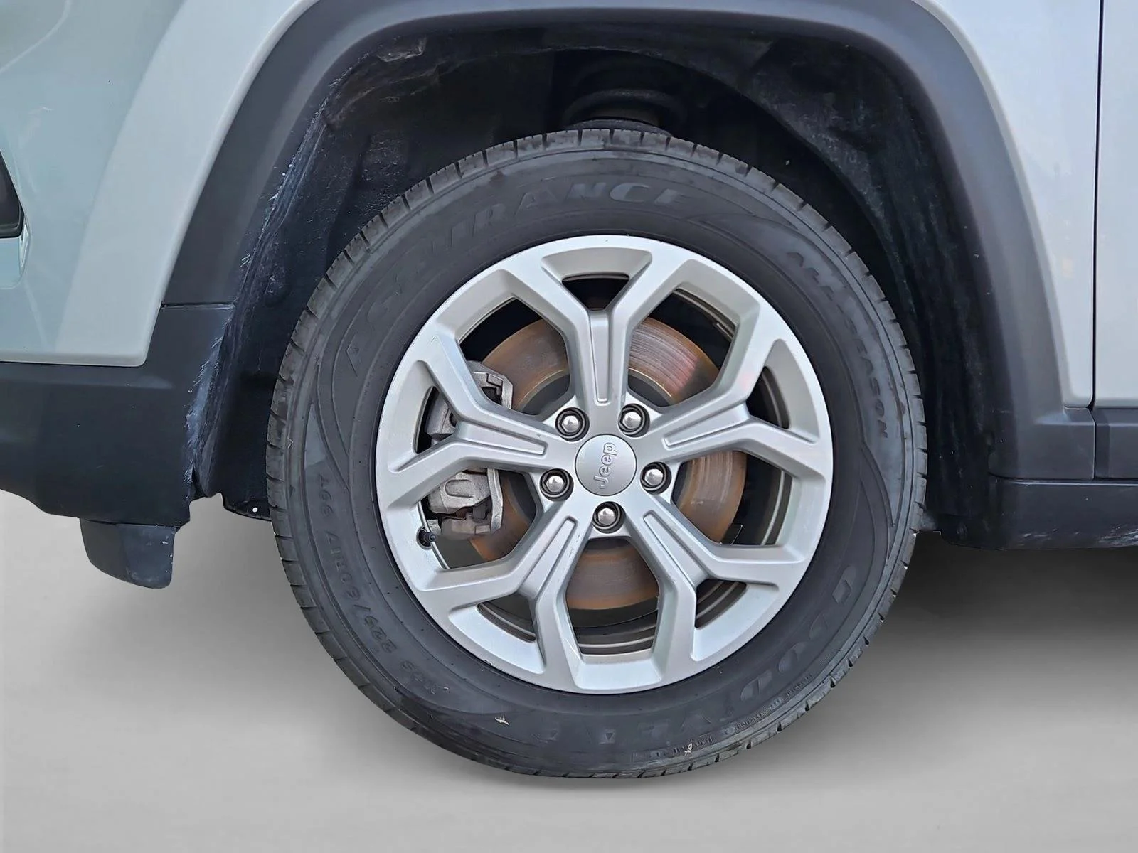 Used 2024 Silver Zynith Metallic Clearcoat Jeep Latitude image 22