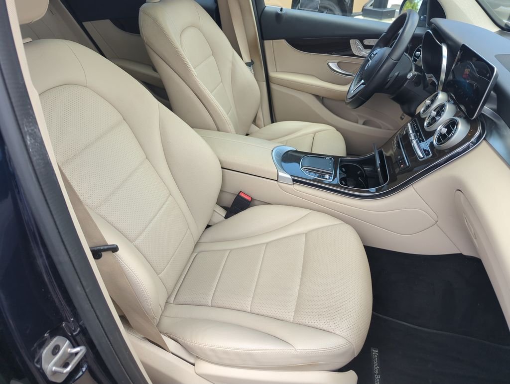 Used 2022  Mercedes-Benz GLC 300 image 38