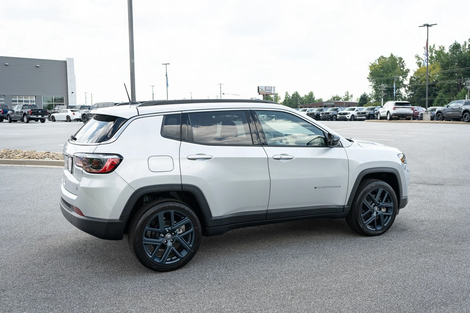 New 2026 Silver Zynith Metallic Clearcoat Jeep  image 10