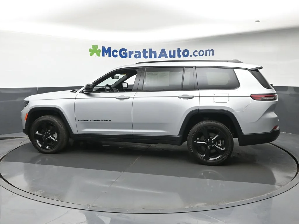 Used 2023 Silver Jeep Altitude image 25