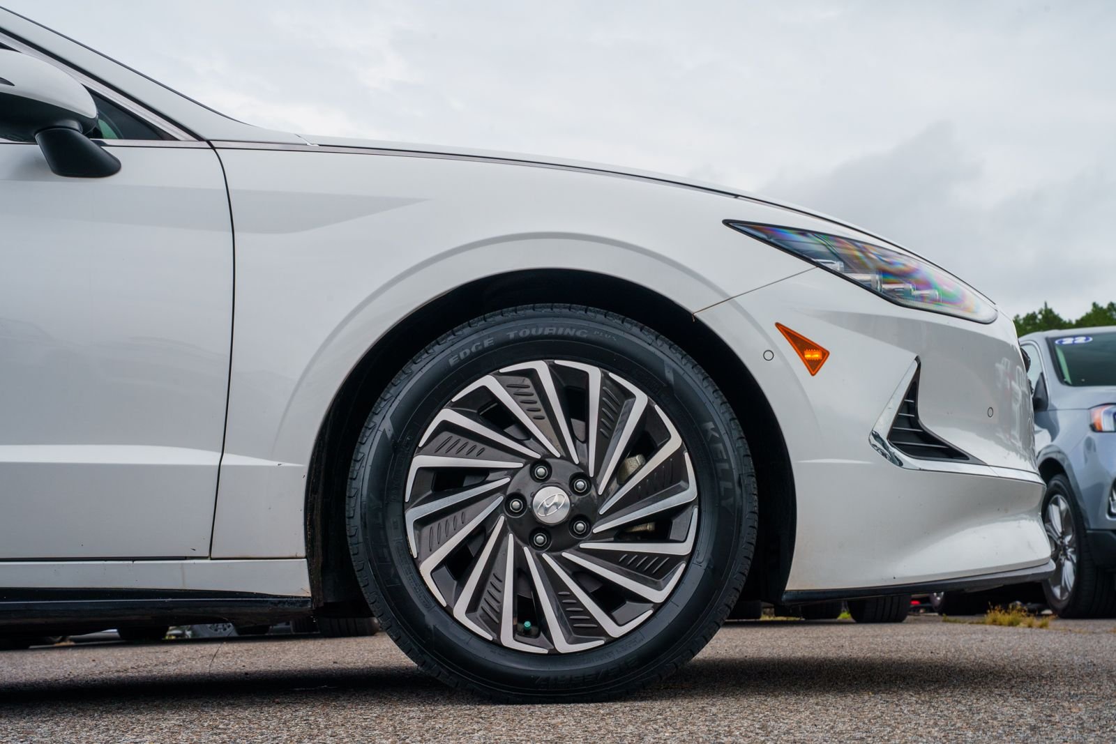Used 2022 White Hyundai Limited image 9