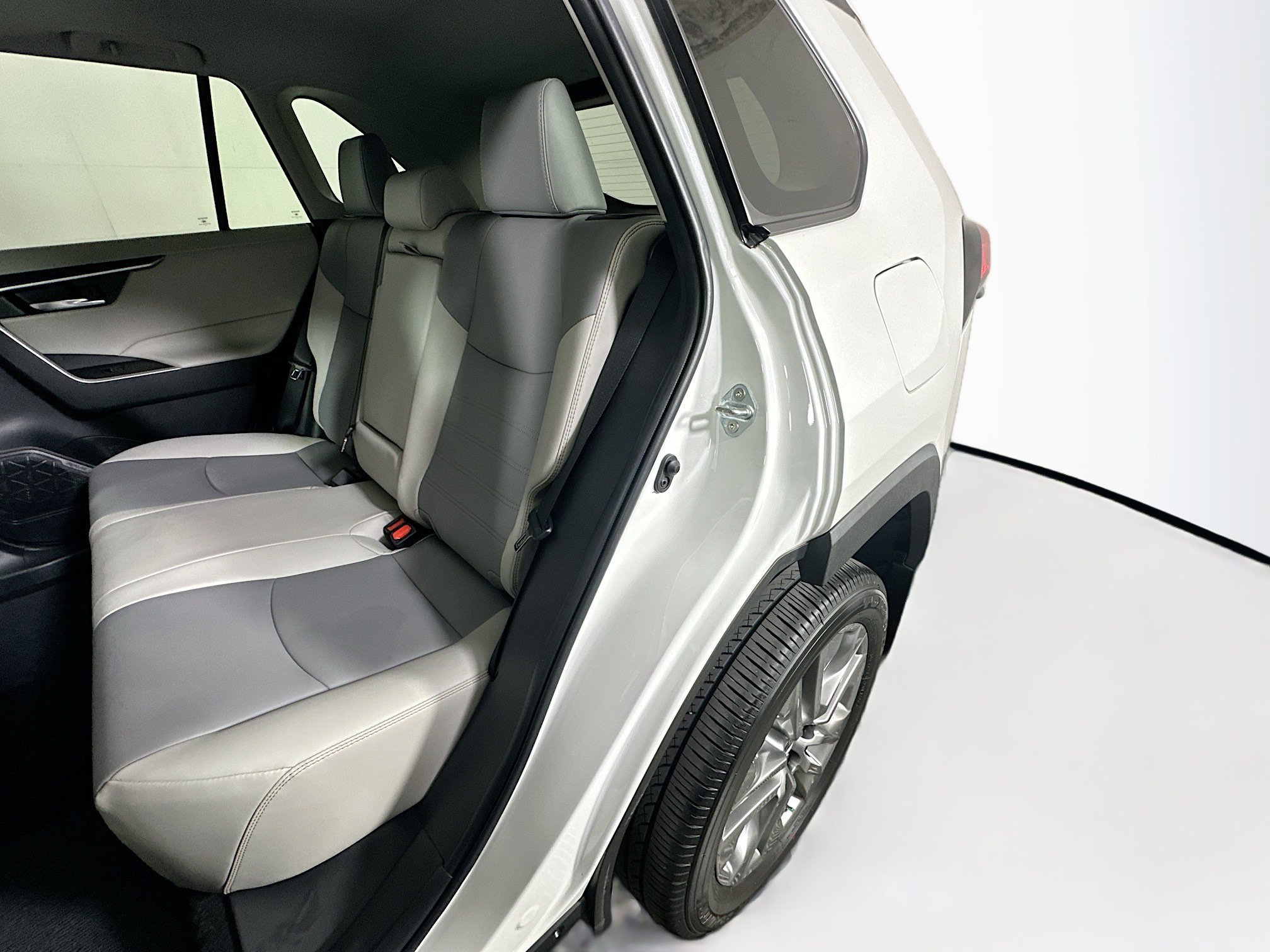 Used 2024 Pearl Toyota XLE Premium image 26