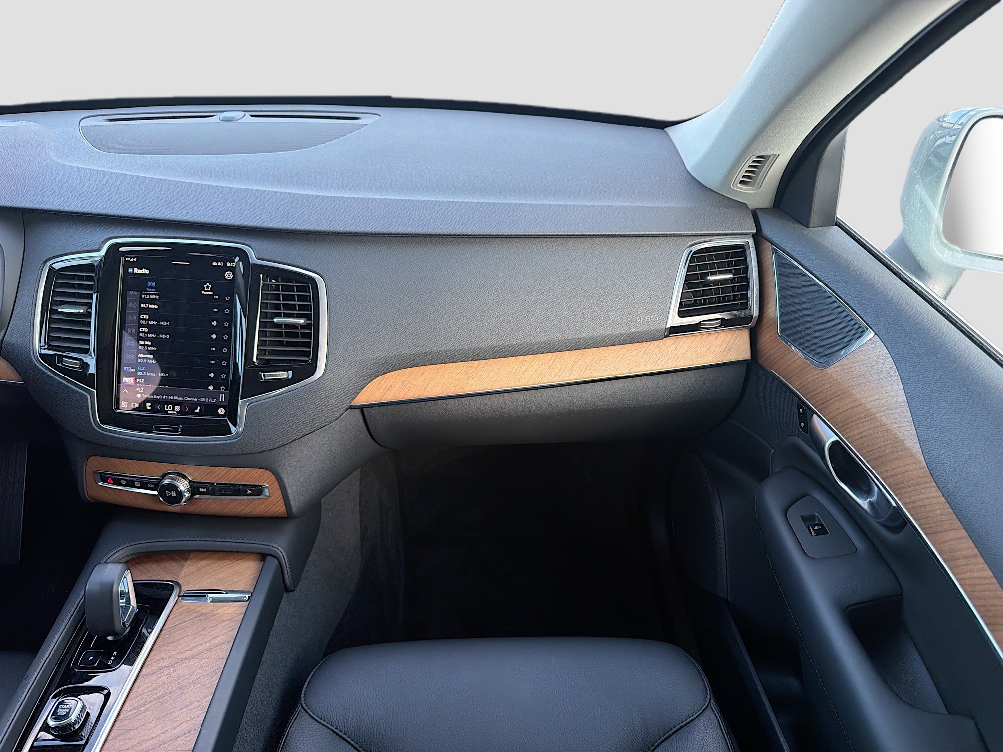 Used 2024 Vapour Gray Metallic Volvo Plus Bright Theme image 18