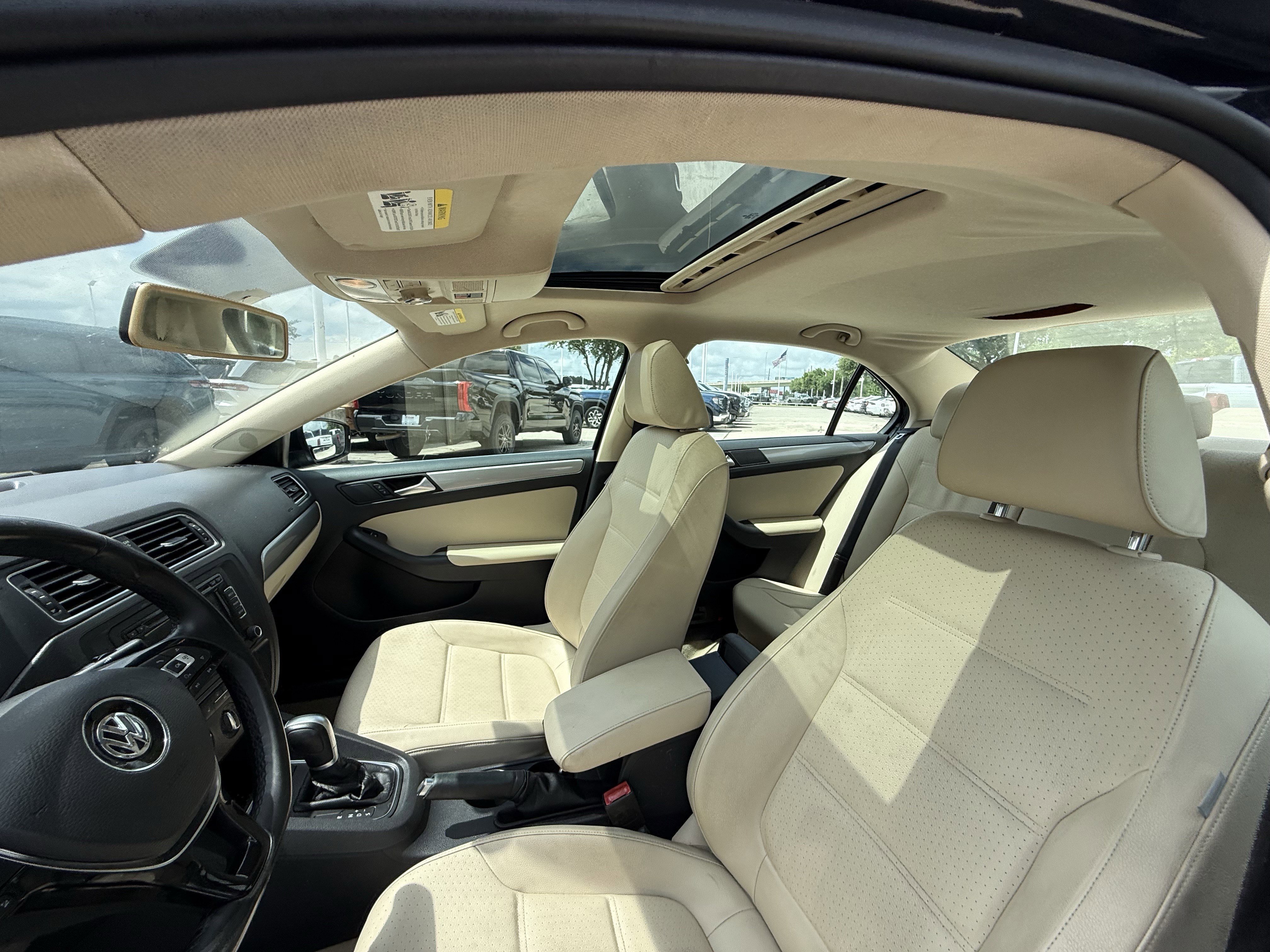 Used 2015  Volkswagen  image 26