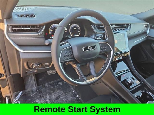 New 2025 Diamond Black Crystal Pearl-Coat Exterior Paint Jeep Laredo X image 11