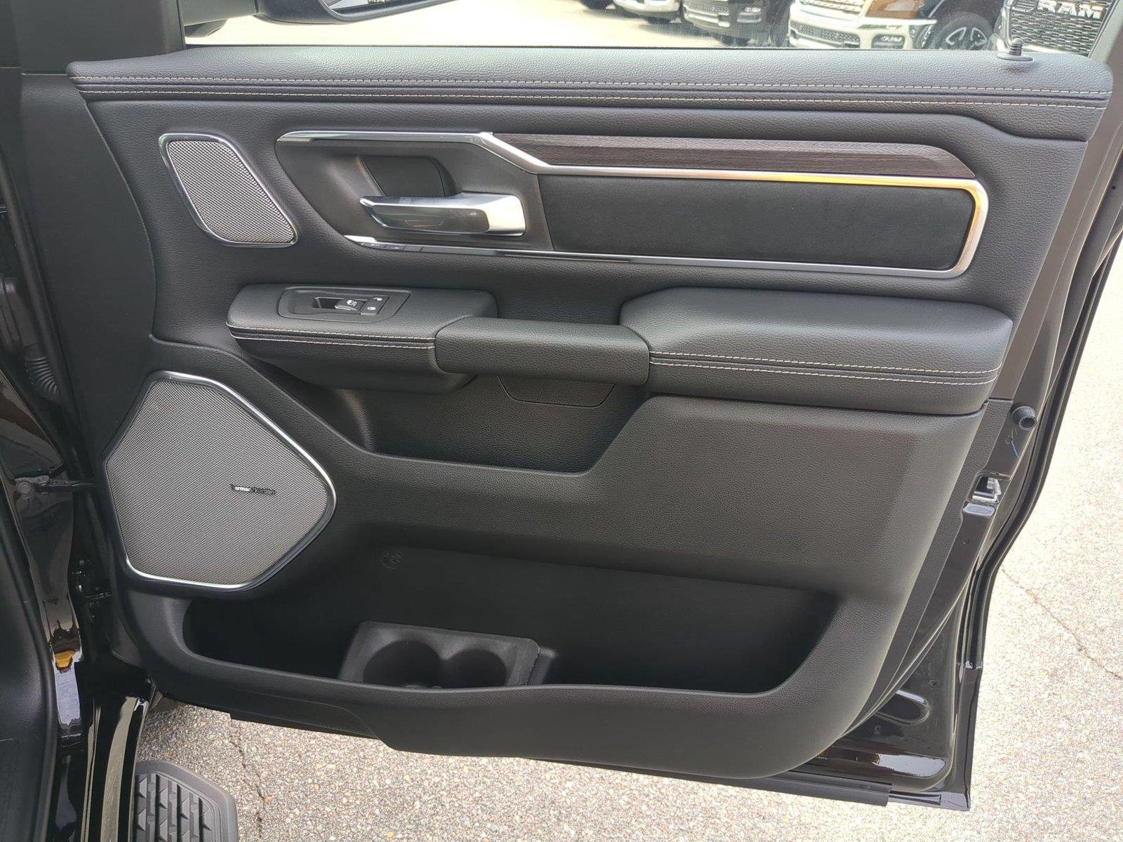 New 2026 Diamond Black Crystal Pearl-Coat Exterior Paint RAM Laramie image 31