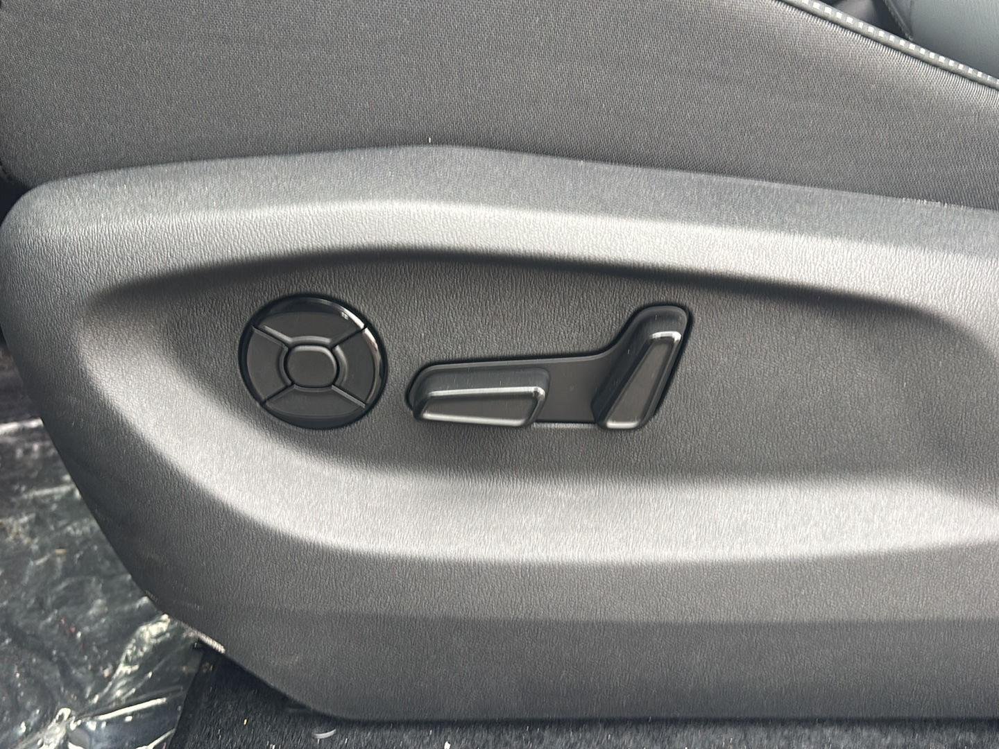 2026 Volkswagen Tiguan SE - Photo 12