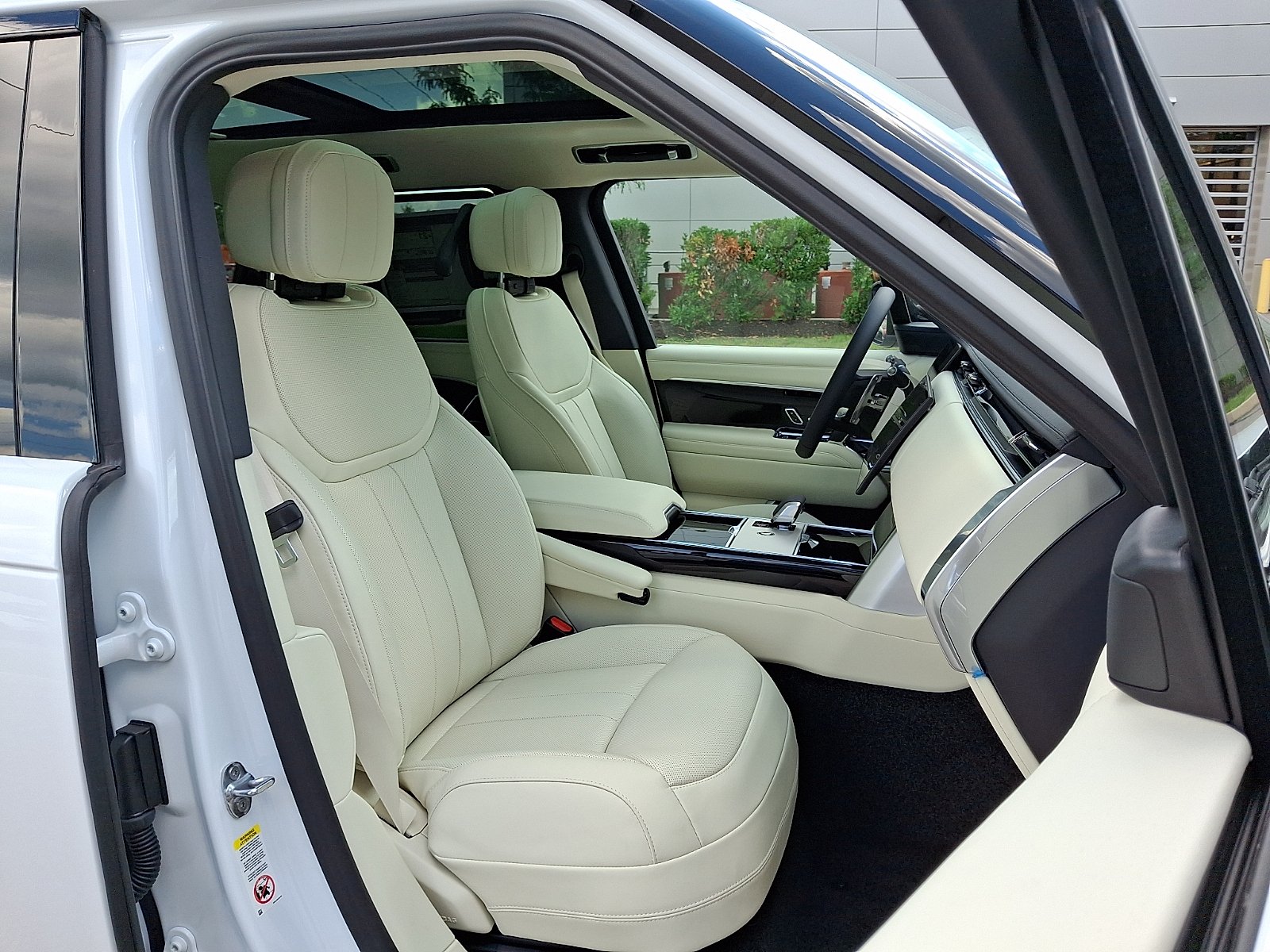 New 2026 Ostuni Pearl White Land Rover P400 SE image 3