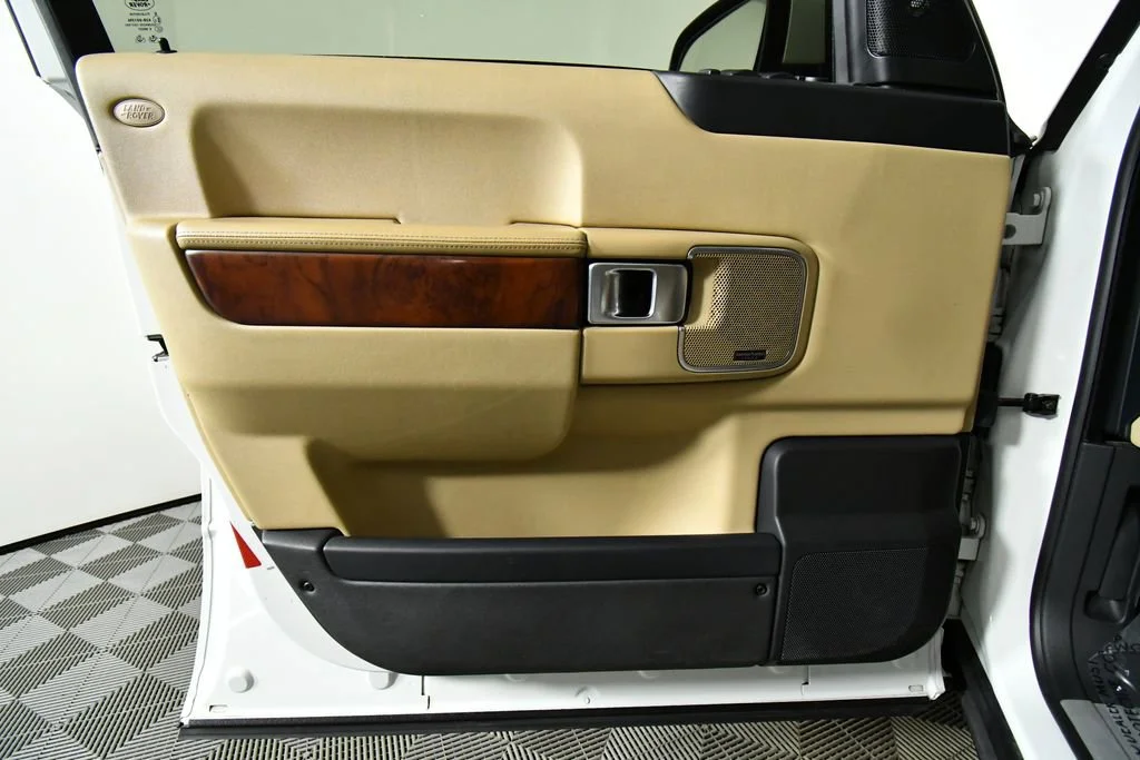 Used 2011 White Land Rover HSE image 21