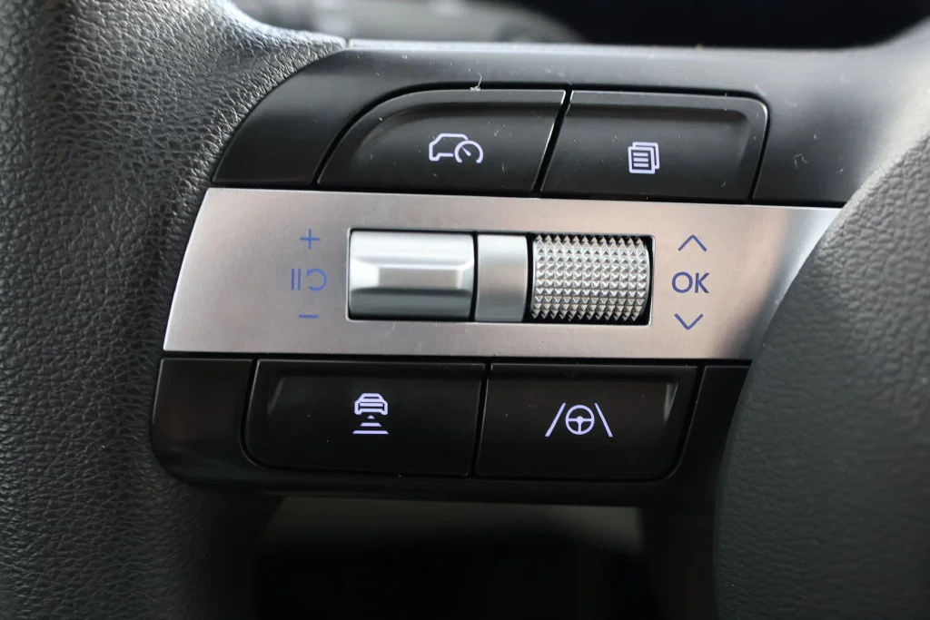Used 2025 Phantom Black Hyundai SEL image 11