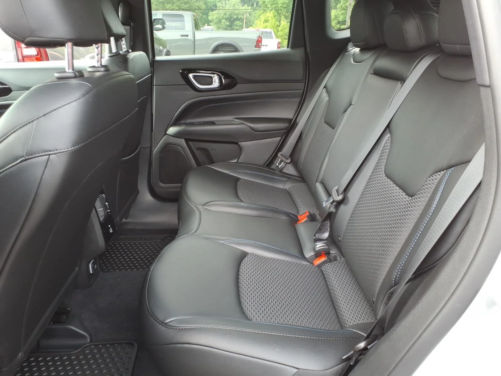 New 2026 Silver Zynith Metallic Clearcoat Jeep Latitude image 5