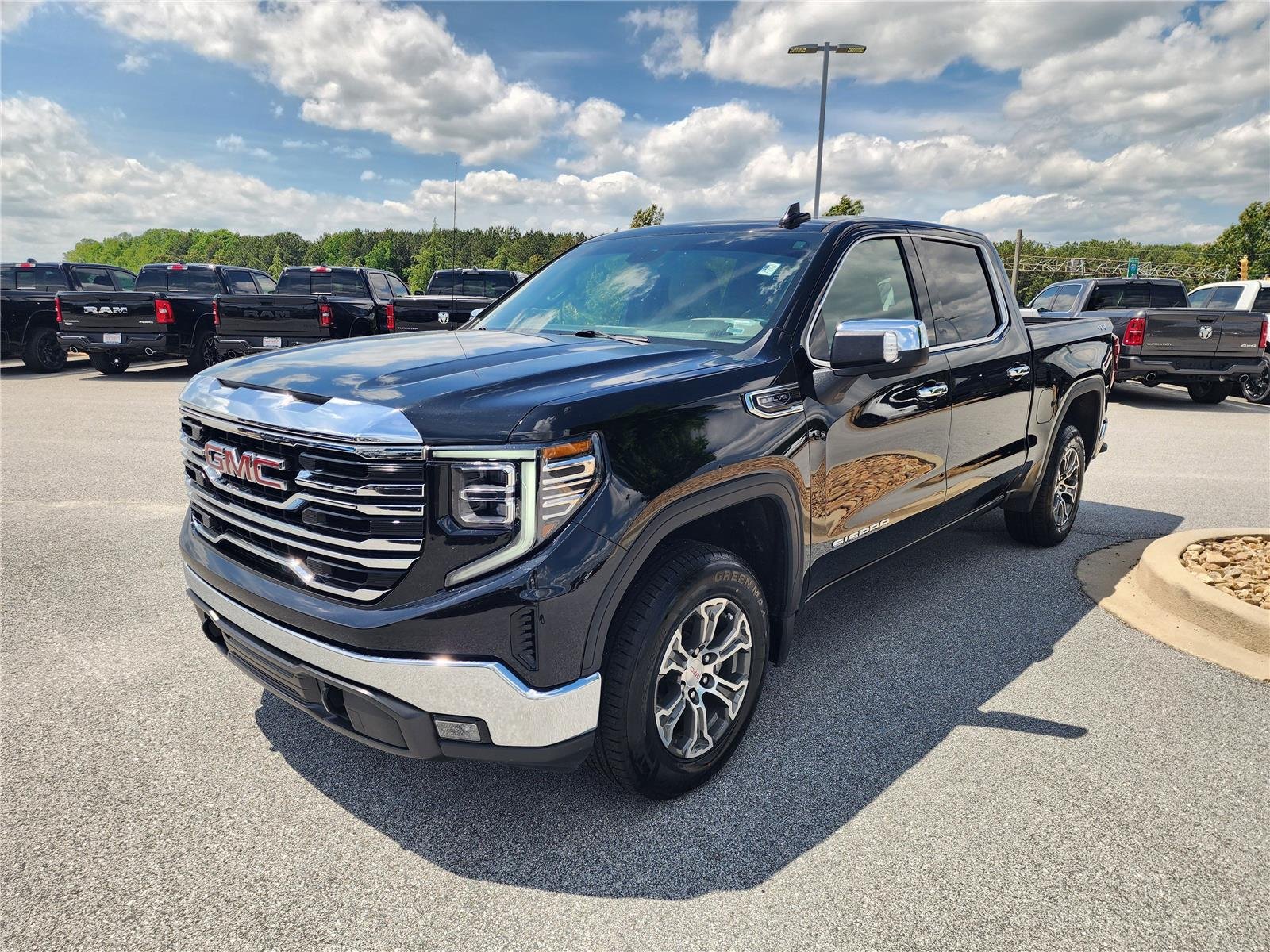 Used 2025 Onyx Black GMC SLT image 3