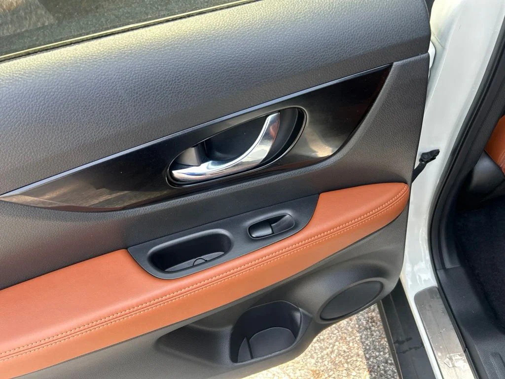 Used 2019 White Nissan SL image 27