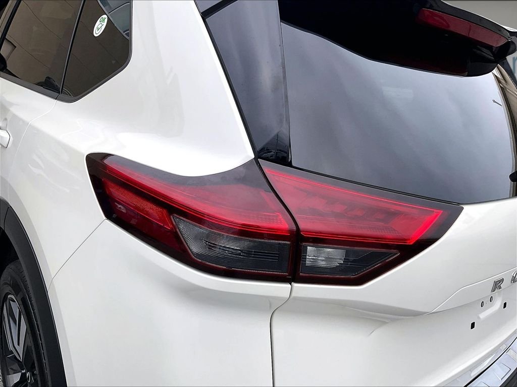 Used 2023 Pearl White Tricoat/Super Black Nissan SL image 34