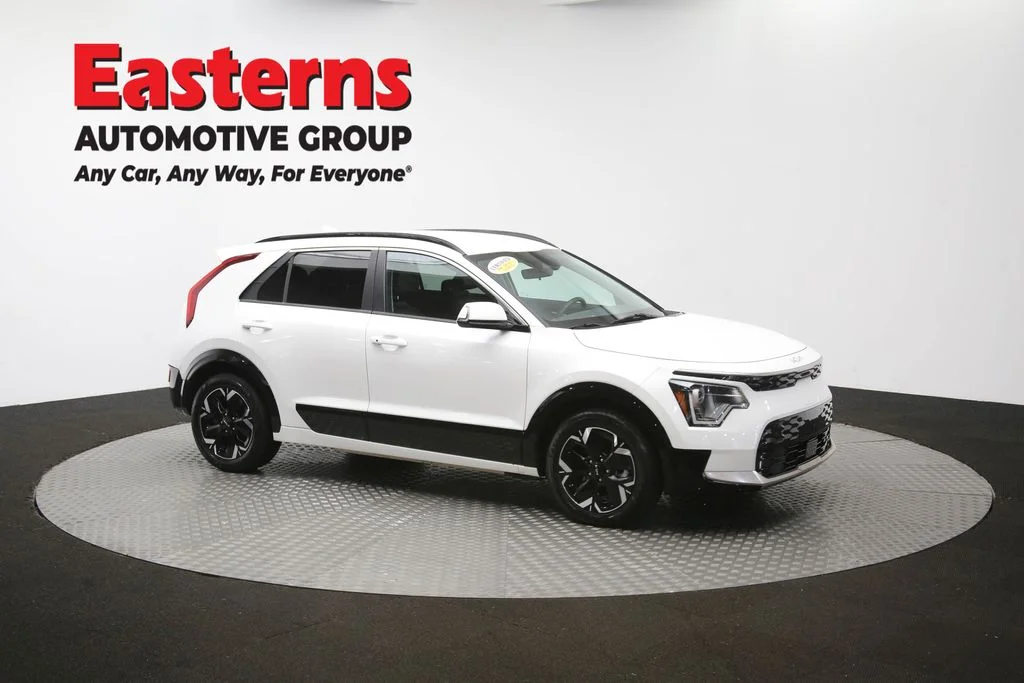 Used 2023 White Kia Wind image 47