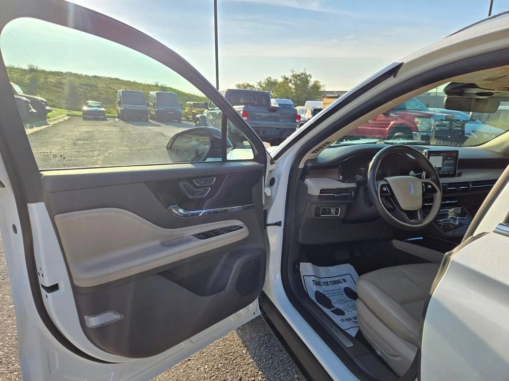 Used 2022 White Lincoln Reserve image 13