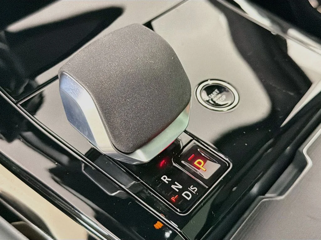 New 2026 Borasco Grey Land Rover Dynamic SE image 17