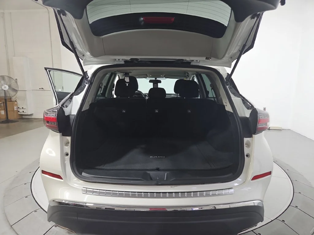 Used 2019 White Nissan S image 22