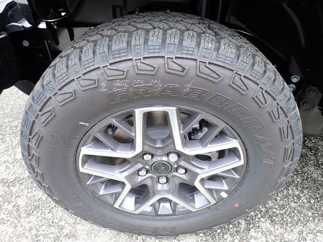 New 2026 Bright White Clear-Coat Exterior Paint Jeep Sahara image 12