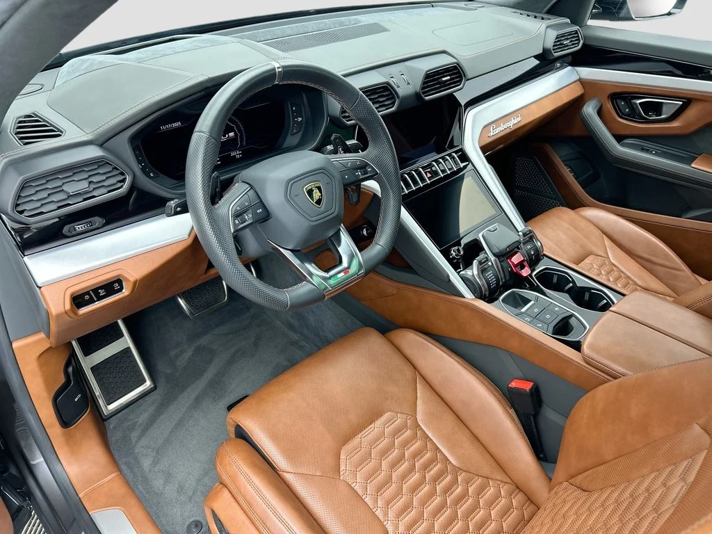 Used 2021  Lamborghini  image 9
