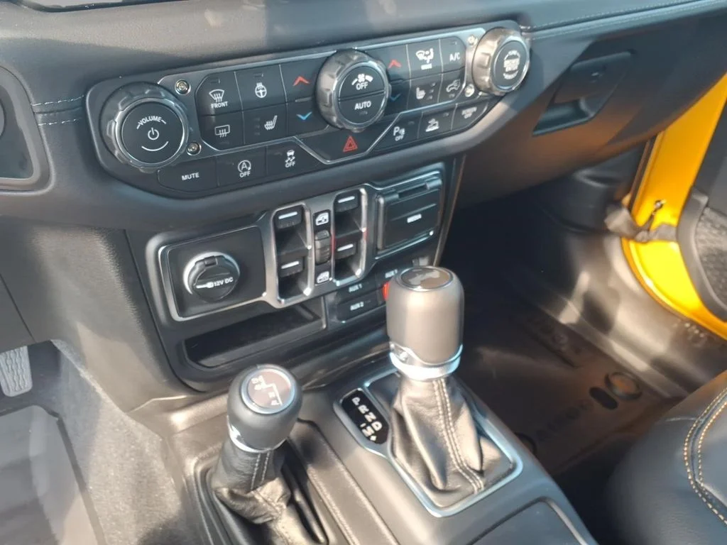 New 2026 Goldilocks Exterior Paint Jeep Sahara image 15