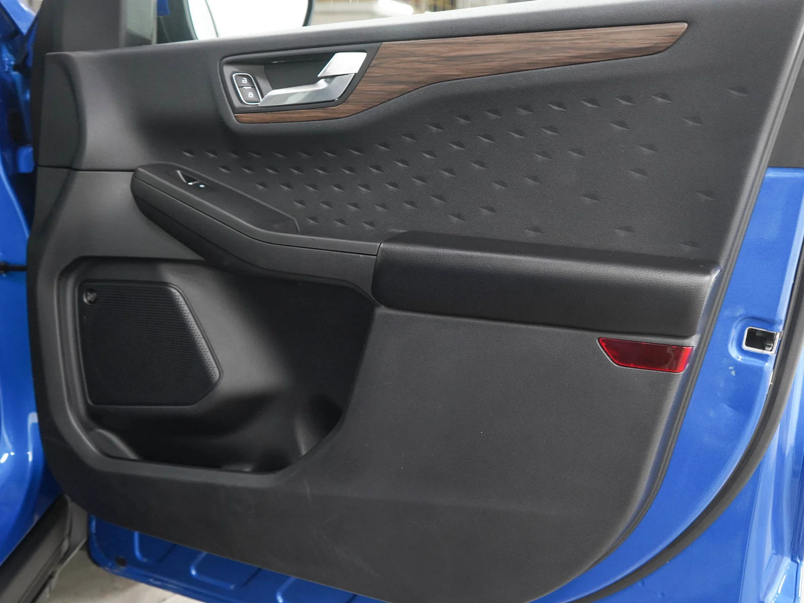 Used 2020 Blue Ford Titanium image 9
