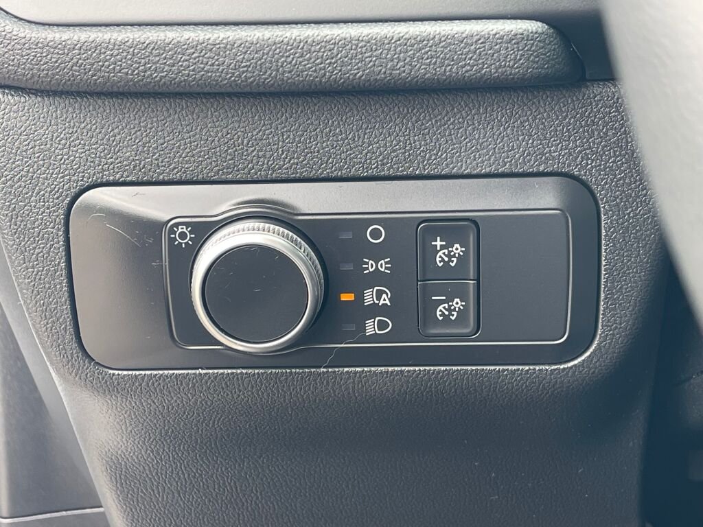 Used 2020 Oxford White Ford SE image 20