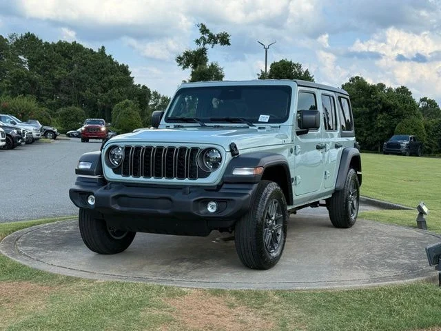 New 2026 Earl Clearcoat Jeep Sport S image 3
