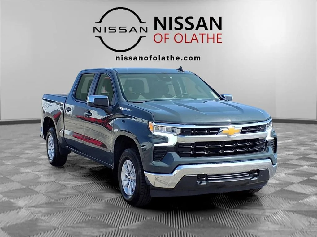Used 2025 Gray Chevrolet LT image 28